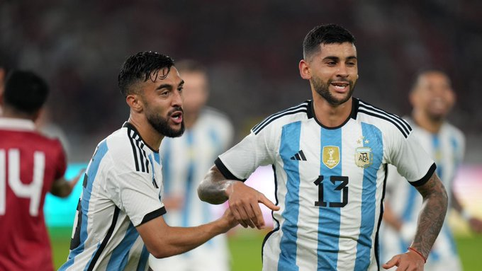 De cabeza, Cuti Romero puso el 2 a 0 final ante Indonesia en Yakarta.