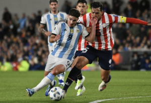Julián Álvarez deja atrás a Gustavo Gómez. Araña fue imparable como segundo delantero junto a Lautaro Martínez.
