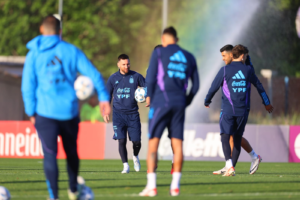 Lionel Messi entrenó a la par del grupo y sería titular frente a Paraguay.