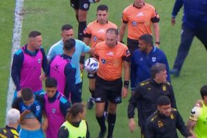 El Tribunal de Disciplina deberá decidir si el partido se reanuda, se repite o se da por finalizado.