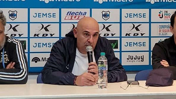 Walter Morales en conferencia de prensa tras la suspensión del partido entre Gimnasia de Jujuy y Deportivo Madryn.