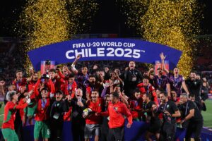 El plantel marroquí festeja el primer título mundial Sub 20 de su historia.