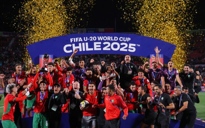 El plantel marroquí festeja el primer título mundial Sub 20 de su historia.